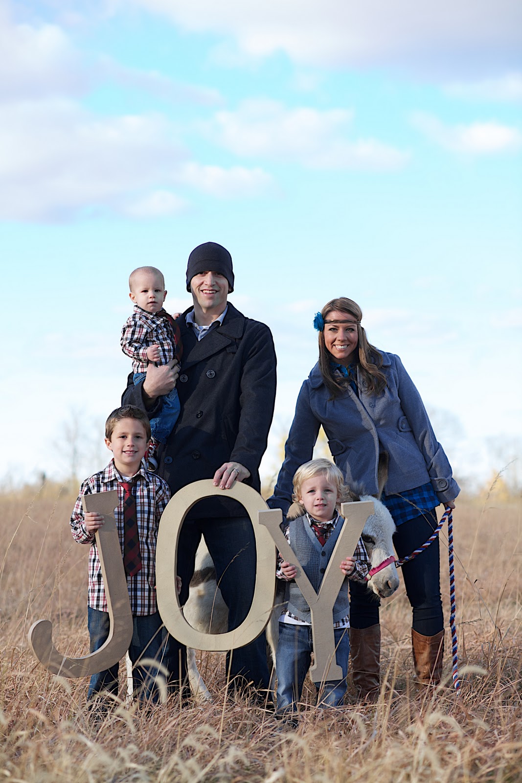 What to Wear For Maternity Photos Banner |A Bryan Photo. Candy Cane Kiss |Meadowbrook Farm. Big thanks to my friend and neighbor, Jennette Jenkins Photography who took the pics! She also took all those cute YWIE pics too! Need MORE cute family Christmas picture ideas?? We’ve got you covered! Also visit 5 easy tips for taking fall pictures: Check out all our Christmas ideas here like our yarn candy canes, as well as our cute .